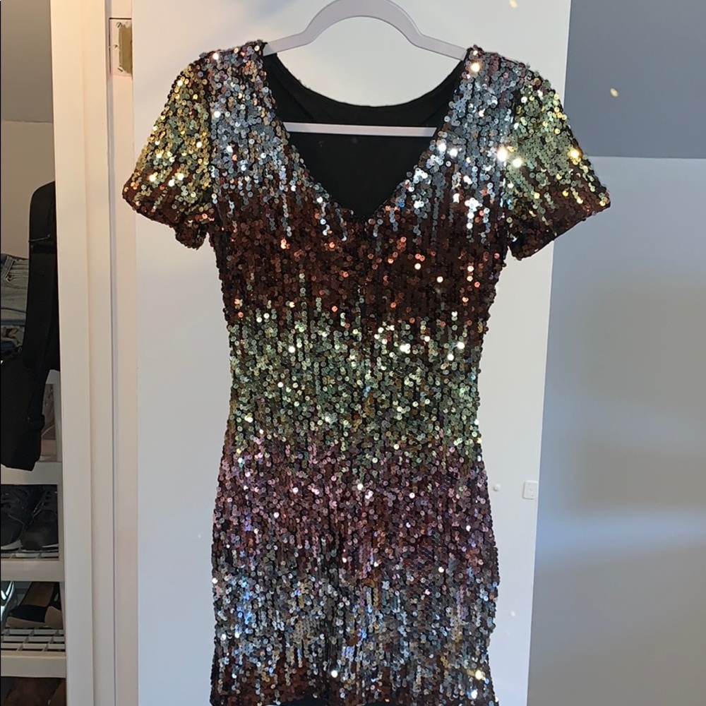 green emerald velvet dress SHEIN BAE Crisscross Backless Ruched Glitter Bodycon Dress – Bechlo.pk main image 1